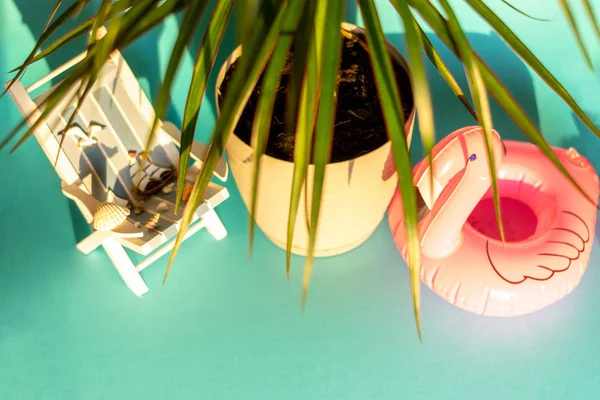 青い背景にインフレータブルフラミンゴとデッキチェア プールフロートパーティー トレンディな夏のコンセプト — ストック写真