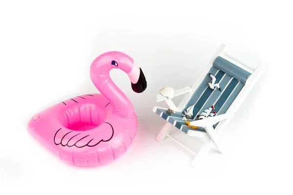 Solstol Och Uppblåsbara Flamingo Isolerade Vit Bakgrund Tropisk Semester Bakgrund — Stockfoto