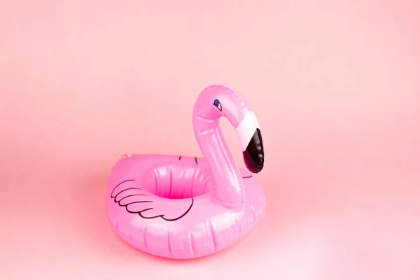 Obří Nafukovací Flamingo Růžovém Pozadí Plovoucí Bazénové Mondénního Koncept — Stock fotografie