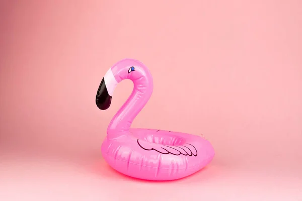 Obří Nafukovací Flamingo Růžovém Pozadí Plovoucí Bazénové Mondénního Koncept — Stock fotografie