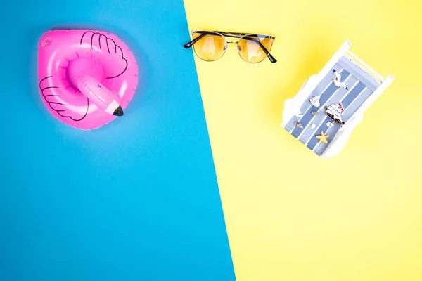 일광욕용 라운저 플라밍고 선글라스가 다채로운 배경에 고립되어 있습니다 배경입니다 일광욕용 — 스톡 사진