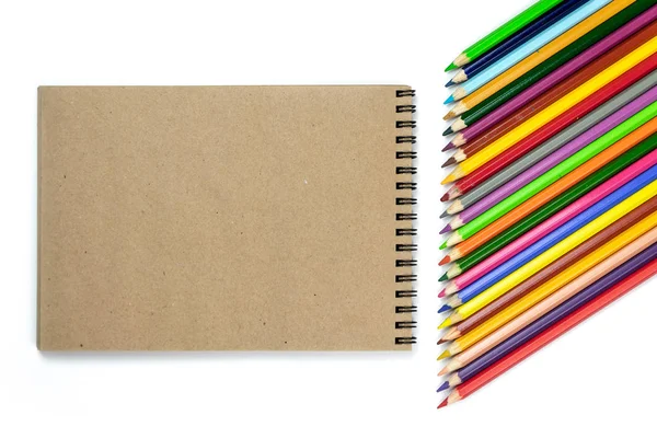 色鉛筆 茶色とベージュの背景にノートブック ブランディング文房具モックアップシーン デザインを配置するための空白のオブジェクト コンセプト 学校の準備 — ストック写真