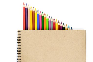 Renkli kalemler, fırçalar, defter suluboya boyalar ile sanat için sahte. Marka kırtasiye maket sahnesi, tasarımınızı yerleştirmek için boş nesneler.