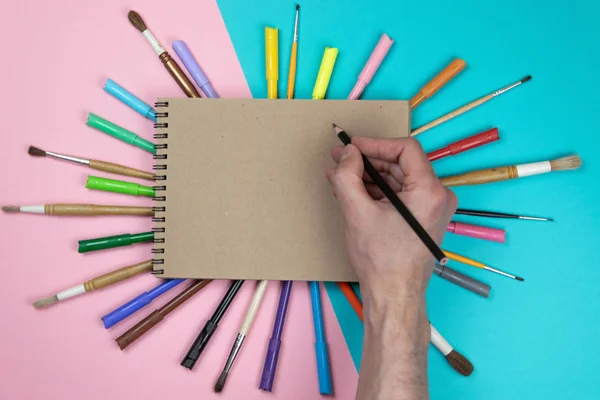 男性の手描き カラフルな鉛筆 ブランディング文房具モックアップシーン デザインを配置するための空白のオブジェクト コンセプト 学校の準備 — ストック写真