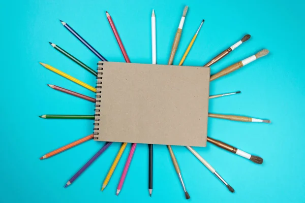 ブラシ 色鉛筆 ノートブックはアートワーク用のモックアップ デザインを配置するための空白のオブジェクト コンセプト 学校に戻る — ストック写真