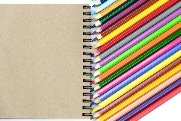 色鉛筆 ブラシ 水彩画のアートワークのためのノートブックモックアップ ブランディング文房具モックアップシーン デザインを配置するための空白のオブジェクト — ストック写真