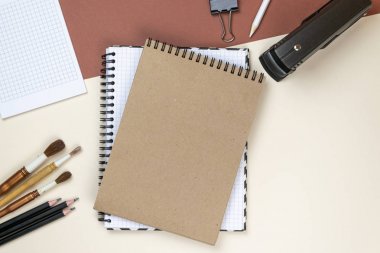 Boş kurumsal kırtasiye kahverengi arka plan üzerinde ayarlayın. Markalama alay. Düz yatıyordu. Marka kırtasiye maket sahnesi, tasarımınızı yerleştirmek için boş nesneler.