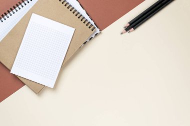 Boş kurumsal kırtasiye kahverengi arka plan üzerinde ayarlayın. Markalama alay. Düz yatıyordu. Marka kırtasiye maket sahnesi, tasarımınızı yerleştirmek için boş nesneler.