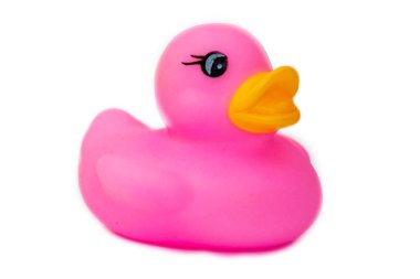 Kauçuk banyo ördeği beyaz üzerine izole. Pembe kauçuk ördeğin yan görünümü.