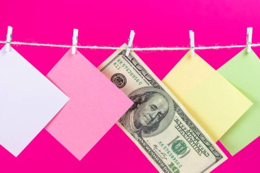Renkli kağıt kartları ve para asılı halat sıcak pembe arka plan üzerinde izole. Metniniz için yer.