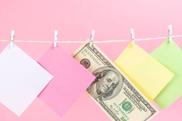 Πολύχρωμα Χάρτινη Κάρτα Και Χρήματα Κρέμονται Σχοινί Απομονωθεί Ροζ Φόντο — Φωτογραφία Αρχείου