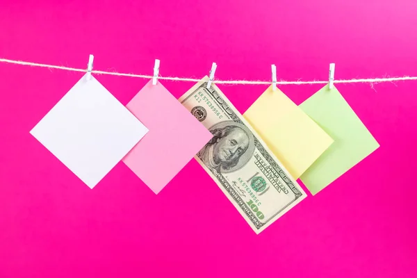Πολύχρωμα Χάρτινη Κάρτα Και Χρήματα Κρέμονται Σχοινί Απομονωθεί Καυτό Ροζ — Φωτογραφία Αρχείου