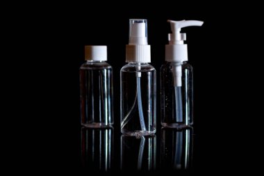 Baskı tasarımı ve alay için siyah arka planda boş cam Kozmetik Şişeler