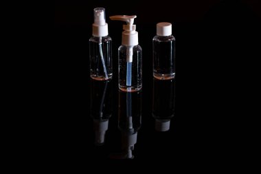 Baskı tasarımı ve alay için siyah arka planda boş cam Kozmetik Şişeler