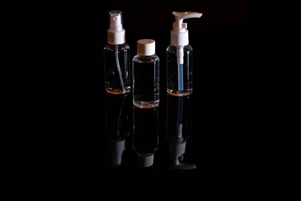 Garrafas Cosméticas Vidro Branco Fundo Preto Para Design Impressão Simular — Fotografia de Stock