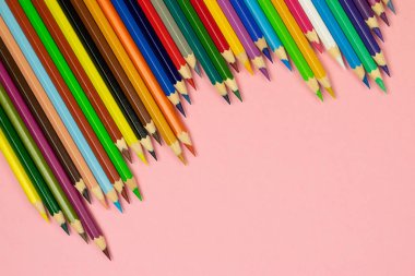 Kırpma yolu ile pembe arka plan üzerinde renkli kalemler kapatın. Eğitim çerçevesi kavramı.