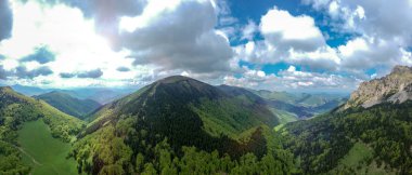 Big Rozsutec tepe, Küçük Fatra, Slovak cumhuriyeti panorama hava görünümü. Yürüyüş teması. Mevsimsel doğal sahne. 