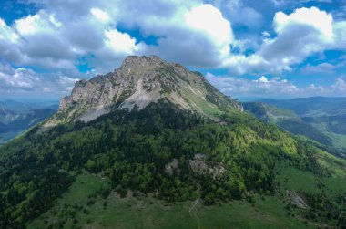 Big Rozsutec tepe, Küçük Fatra, Slovak cumhuriyeti panorama hava görünümü. Yürüyüş teması. Mevsimsel doğal sahne. 