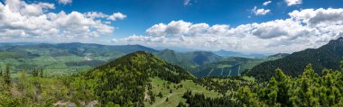 Slovakya'da Mala Fatra dağlarında Steny ve Poludnovy grun tepeler arasında alt dağ sırtı ile Velky Rozsutec kayalık dolomitian tepeler