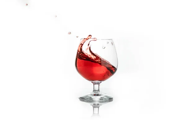 Vinho Tinto Salpicando Copo Isolado Branco Conceito Bebidas Alcoólicas — Fotografia de Stock