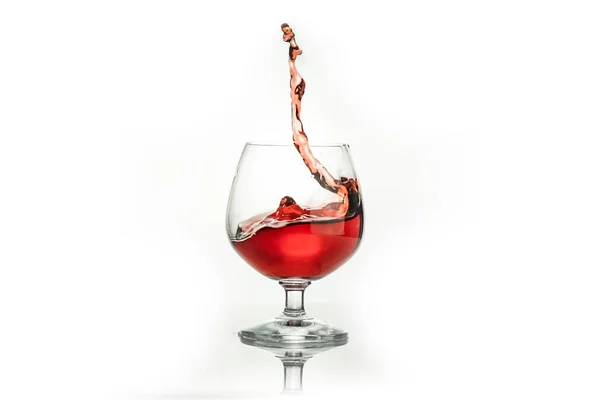 Vinho Tinto Salpicando Copo Isolado Branco Conceito Bebidas Alcoólicas — Fotografia de Stock