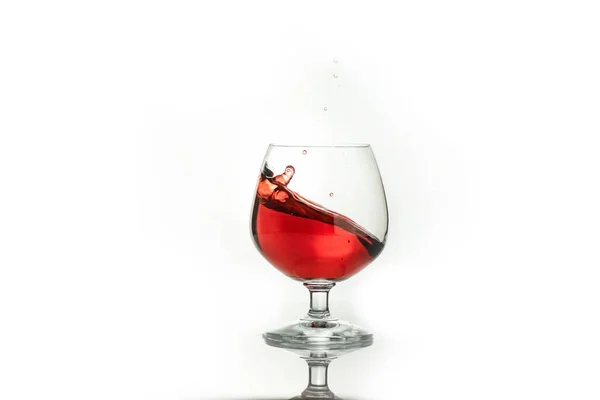 Rotwein Spritzt Aus Einem Glas Isoliert Auf Weiß Konzept Alkoholische — Stockfoto
