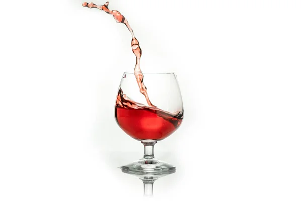 Kırmızı Şarap Bir Bardaktan Sıçrayan Beyaza Izole Edilmiş Konsept Alkollü — Stok fotoğraf