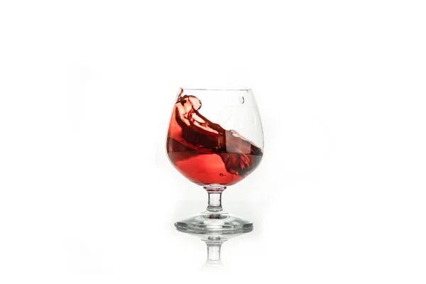 Červené Víno Vystříklo Sklenice Izolované Bílém Pojem Alkoholické Nápoje — Stock fotografie
