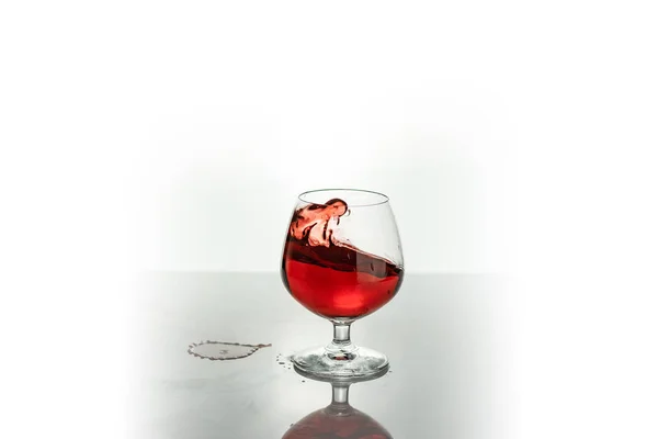 Rotwein Spritzt Aus Einem Glas Isoliert Auf Weiß Konzept Alkoholische — Stockfoto