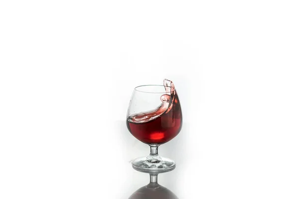 Vin Rouge Éclaboussant Verre Isolé Sur Blanc Concept Boissons Alcoolisées — Photo