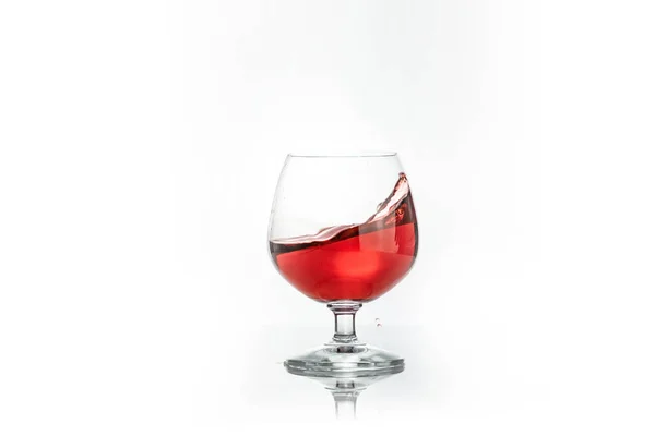 Vinho Tinto Salpicando Copo Isolado Branco Conceito Bebidas Alcoólicas — Fotografia de Stock