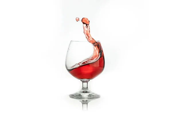 Rotwein Spritzt Aus Einem Glas Isoliert Auf Weiß Konzept Alkoholische — Stockfoto