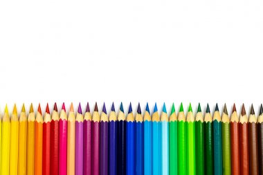 Beyaz arka plan üzerinde izole kopya alanı ile renkli kalem. Eğitim çerçevesi kavramı.