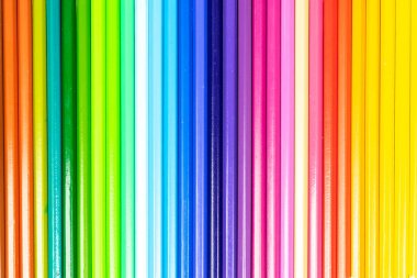 Renkli kalemlerden soyut arka plan. Renkli kalemlerin sırası. Eğitim çerçevesi kavramı.