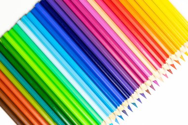 Renkli kalemlerden soyut arka plan. Renkli kalemlerin sırası. Eğitim çerçevesi kavramı.