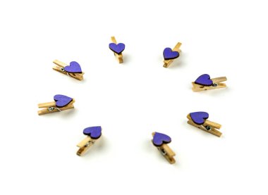 Beyaz arka plan üzerinde izole mor kalpleri ile Clothespins. Sevgililer Günü veya başka bir aşk etkinliği için minimal tarzda şenlikli konsept