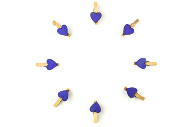 Beyaz arka plan üzerinde izole mor kalpleri ile Clothespins. Sevgililer Günü veya başka bir aşk etkinliği için minimal tarzda şenlikli konsept