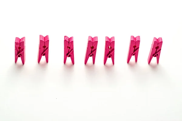 Różowe Drewniane Clothespins Izolowane Białym Tle Stoją Rzędu — Zdjęcie stockowe