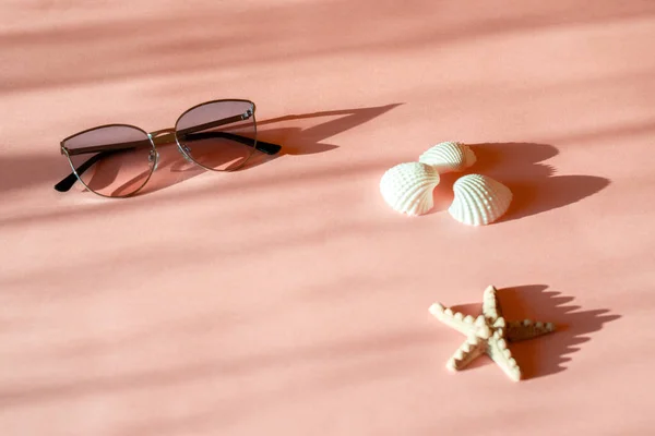 Composición de moda con accesorios de mar sobre fondo rosa con sombra. Piso laico, vista superior estilo francés blog de estilo de vida — Foto de Stock