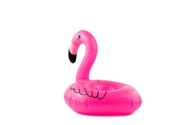 Beyaz arka planda mini şişme pembe flamingo. Havuz şamandırası partisi. Yaz konsepti.