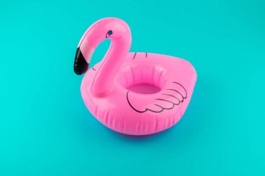 Pembe, trendy, şişmiş beach flamingo mavi bir arka plan üzerinde. Yaz vurmak