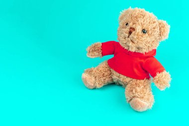 Teddy kahverengi bebek ayı mavi arka plan izole, kart kutlama için alay