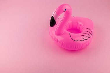 Pembe bir arka plan üzerinde Dev şişme Flamingo, havuz float parti, Kırpma Yolu ile trendy yaz minimal kavramı.