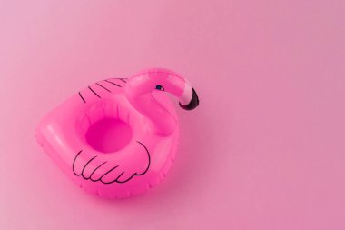 Pastel pembe arka plan üzerinde pembe yüzen Flamingo. Yaz minimal kavramı. 