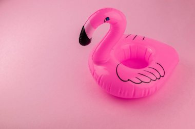 Pembe bir arka plan üzerinde Dev şişme Flamingo, havuz float parti, Kırpma Yolu ile trendy yaz minimal kavramı.