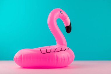 Pastel mavi ve pembe arka plan üzerinde şişme mini flamingo. Havuz float parti, trendy yaz konsepti. Düz döşeme, kopyalama alanı.
