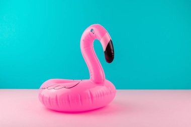 Pastel mavi ve pembe arka plan üzerinde şişme pembe flamingo. Havuz float parti, trendy yaz konsepti. Düz döşeme, kopyalama alanı.