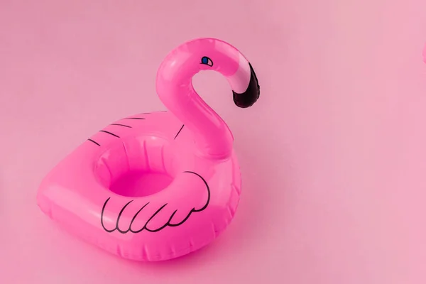 파스텔 핑크 배경에 고립 풍선 핑크 플라밍고. 여름 배너 컨셉 — 스톡 사진