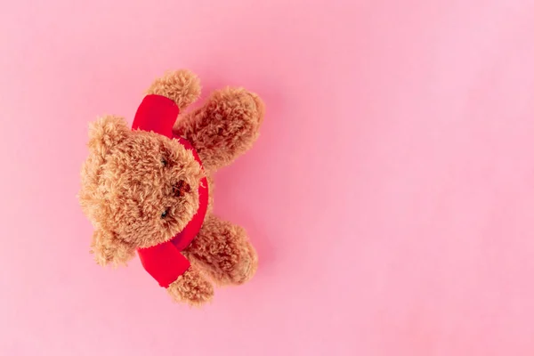 Teddy má na sobě červenou košili, izolovanou na růžovém pozadí, na oslavu přání. Pohled shora. — Stock fotografie