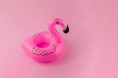 Pastel pembe arka plan üzerinde pembe yüzen Flamingo. Yaz minimal kavramı. 